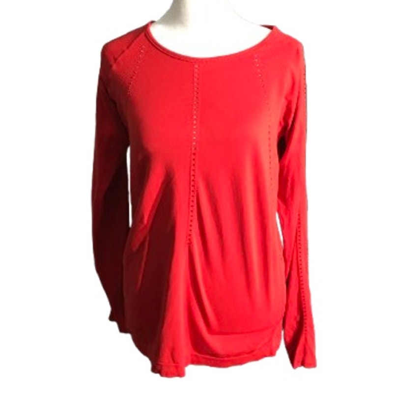 Athleta Red Long Sleeve Workout Top Size M – Athleisure, Minimalist, Sporty
