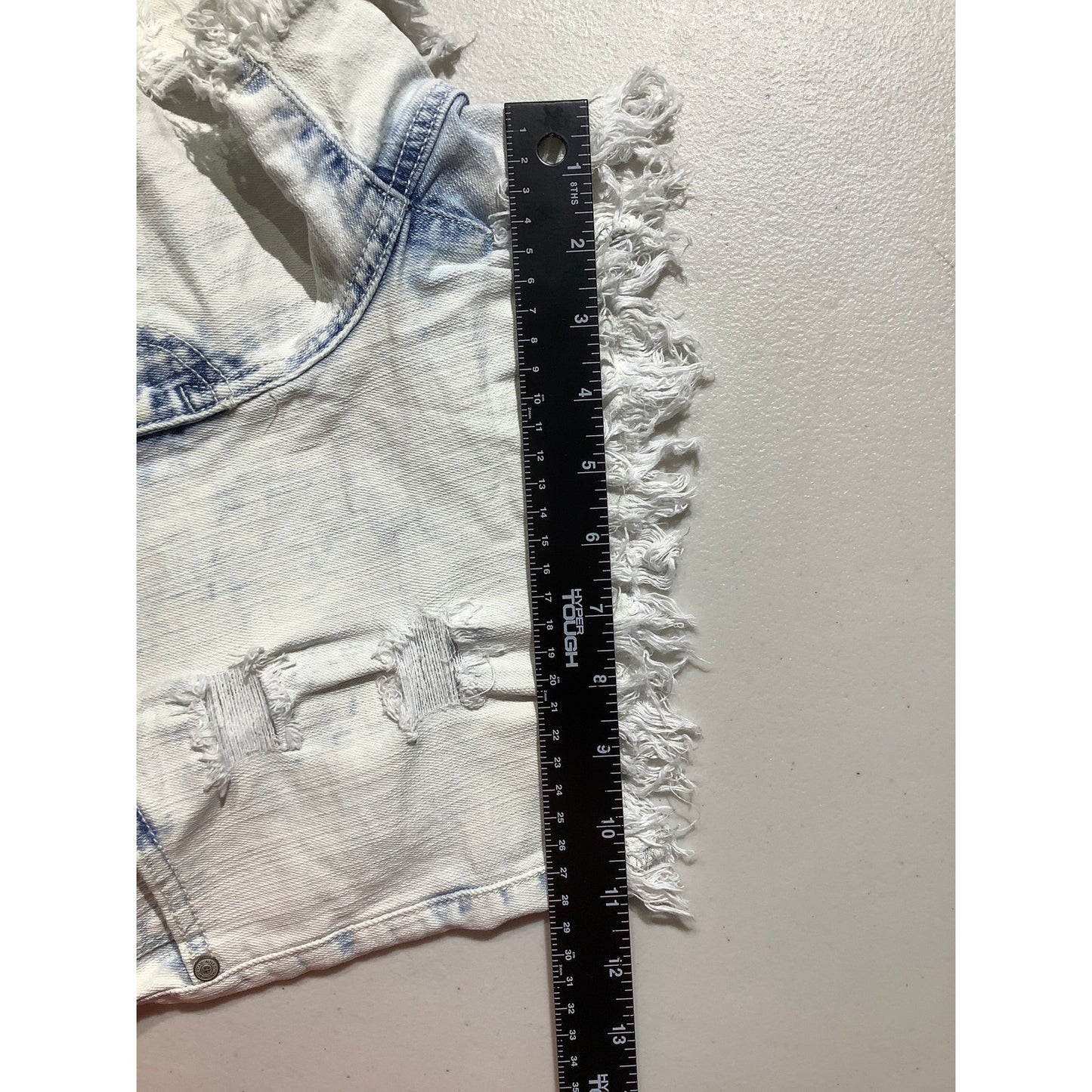 Altar’d State Denim Shorts Women’s Size 28 – Cloud Wash, Distressed, Fringe