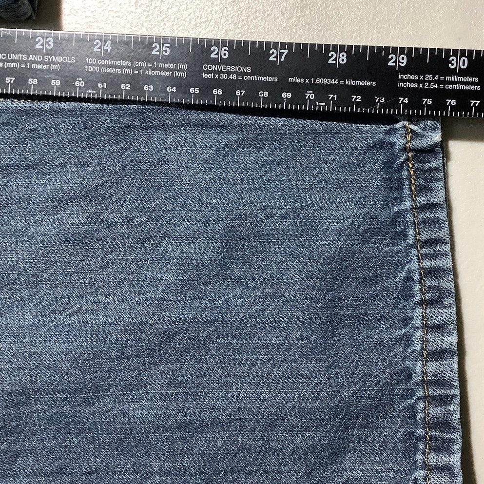 Levi’s Straight Leg Jeans Men’s Size 33W x 32L - Casual, Denim, Durable