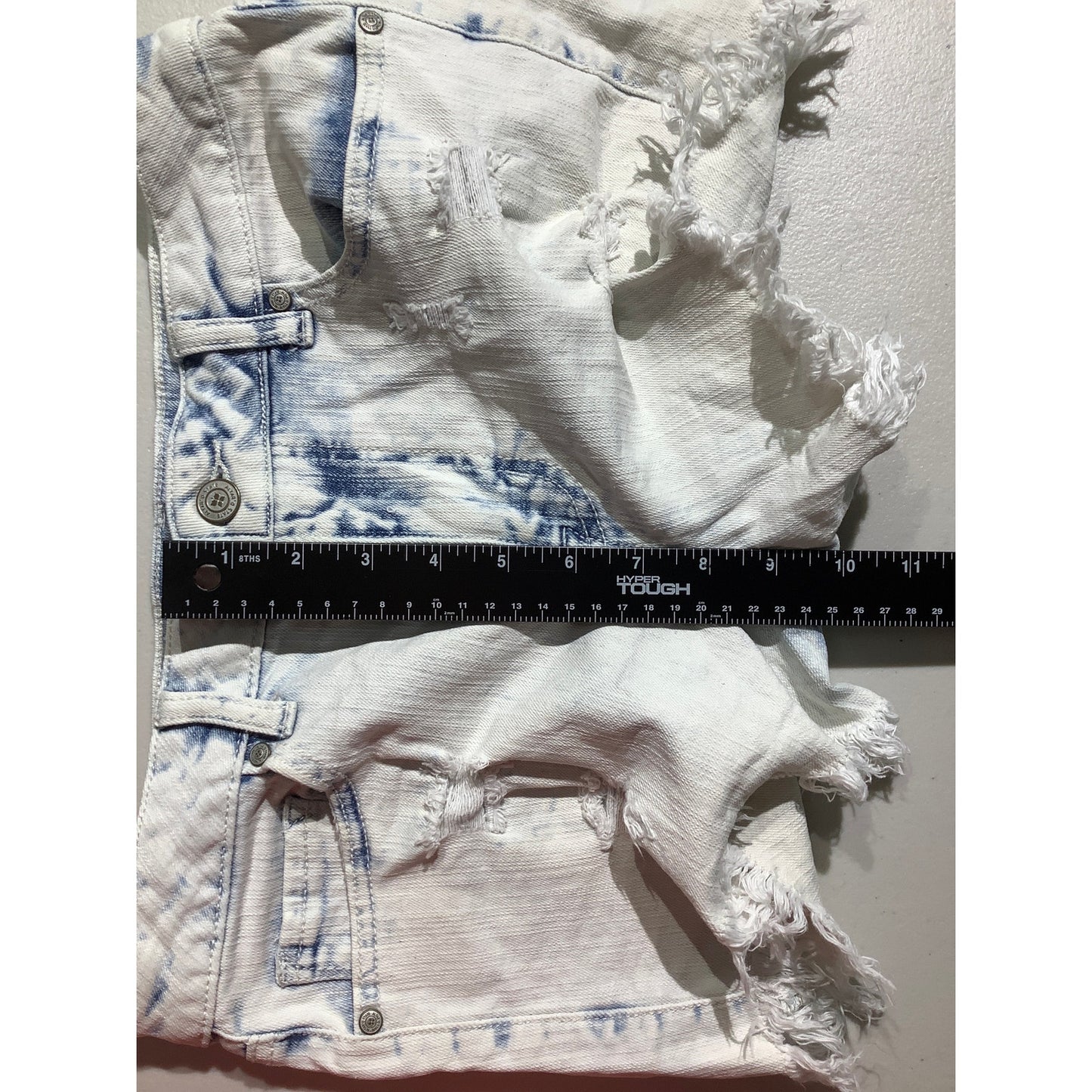 Altar’d State Denim Shorts Women’s Size 28 – Cloud Wash, Distressed, Fringe
