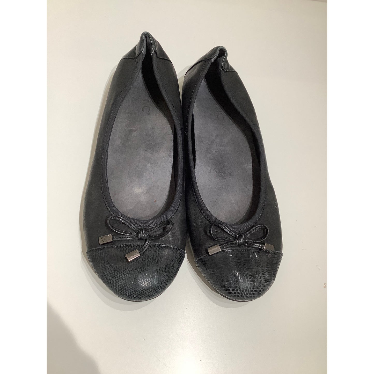 Vionic Black Flats Size 8 - Comfortable, Timeless, Minimalist