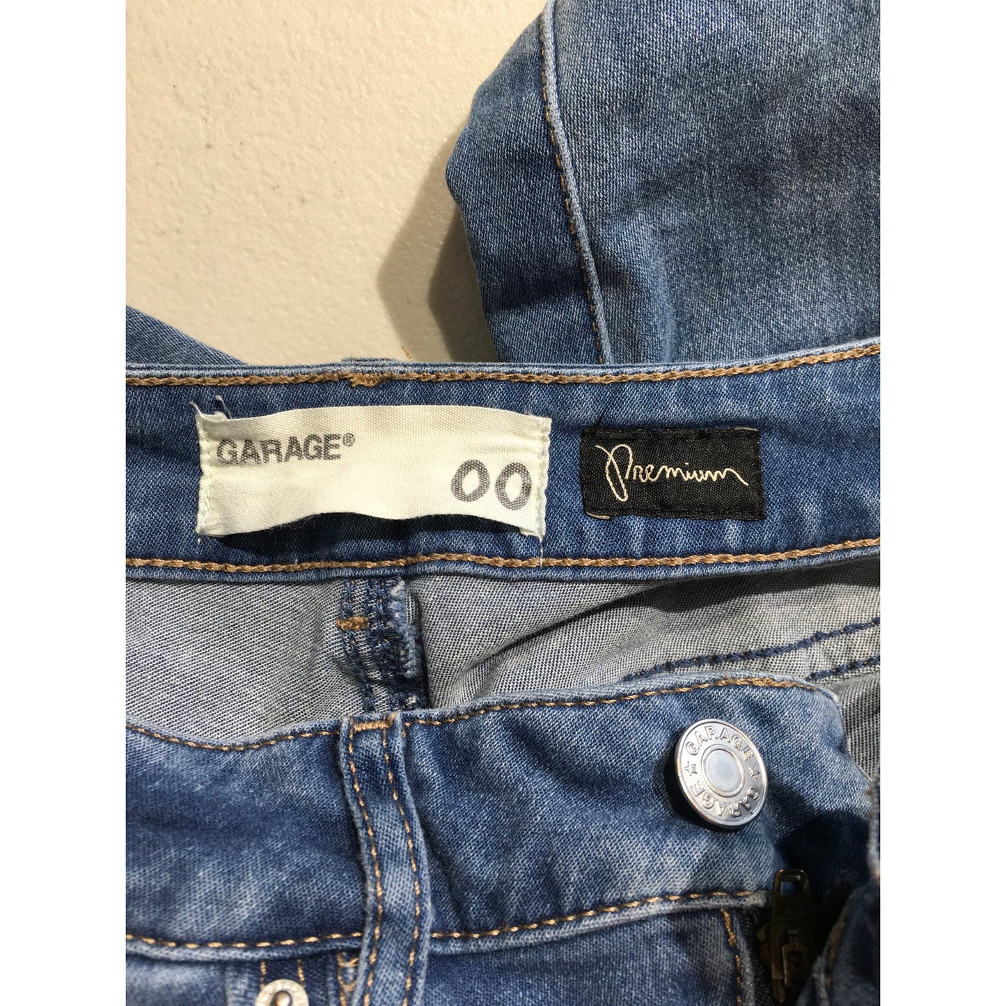 Garage Light Wash Mid-Rise Jeans Size 00 - Casual, Minimalist, Soft