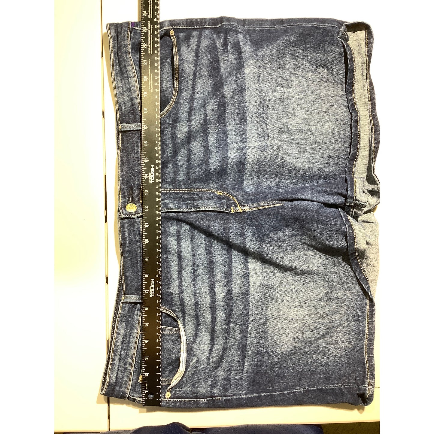 Levi’s Dark Denim Modern Shorts Blue Women’s 24W — Stretch, Classic, Casual