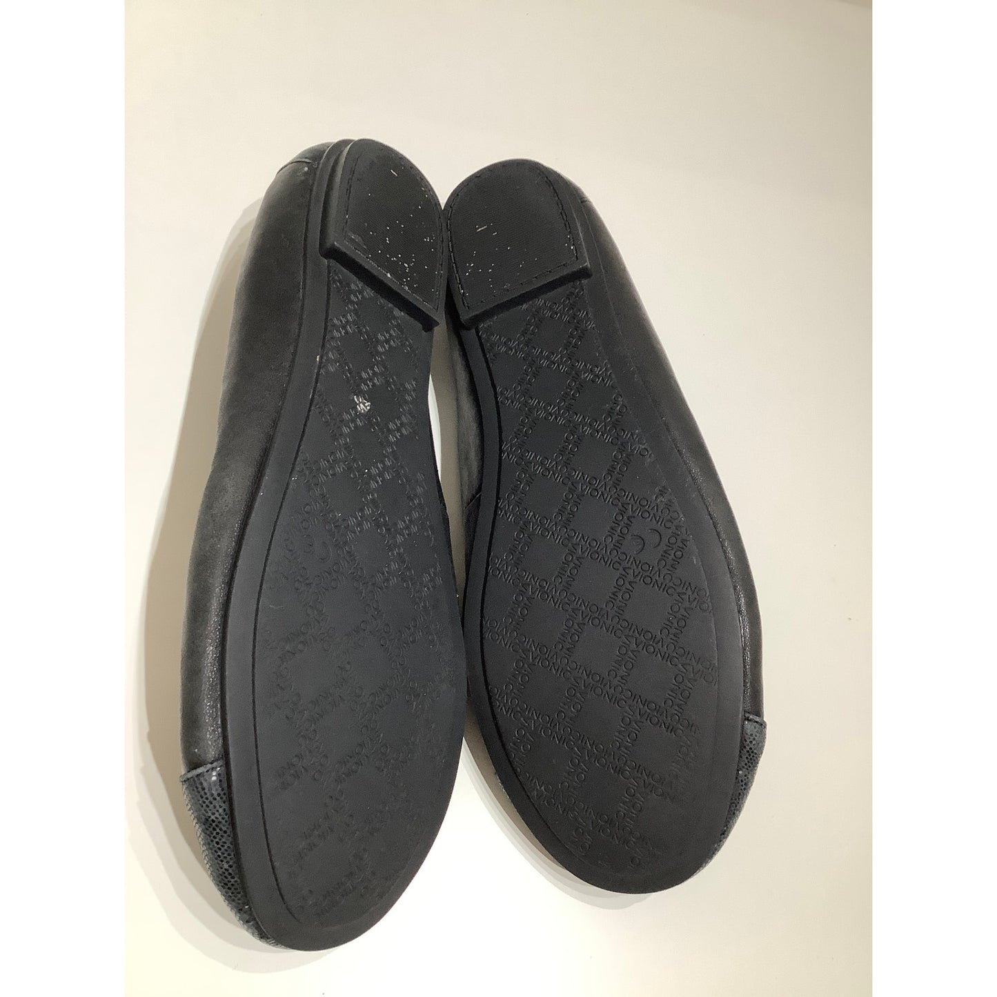 Vionic Black Flats Size 8 - Comfortable, Timeless, Minimalist