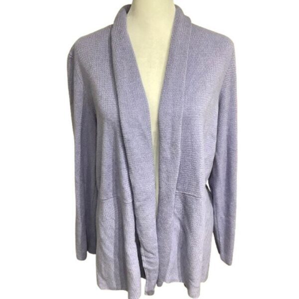 A light gray, long-sleeve cardigan with a draped open front is displayed on a stand, highlighting its texture and casual design.