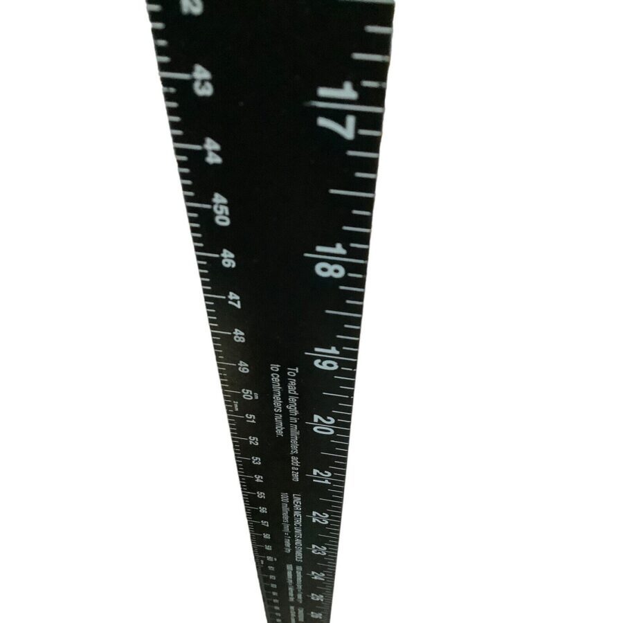 The image shows a close-up of part of a black measuring tape, displaying measurements in centimeters and millimeters, ranging from 17 to 22 cm.