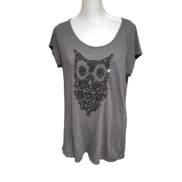 A gray short-sleeved shirt featuring a sequined owl design on the front. The shirt is displayed on a white mannequin torso.