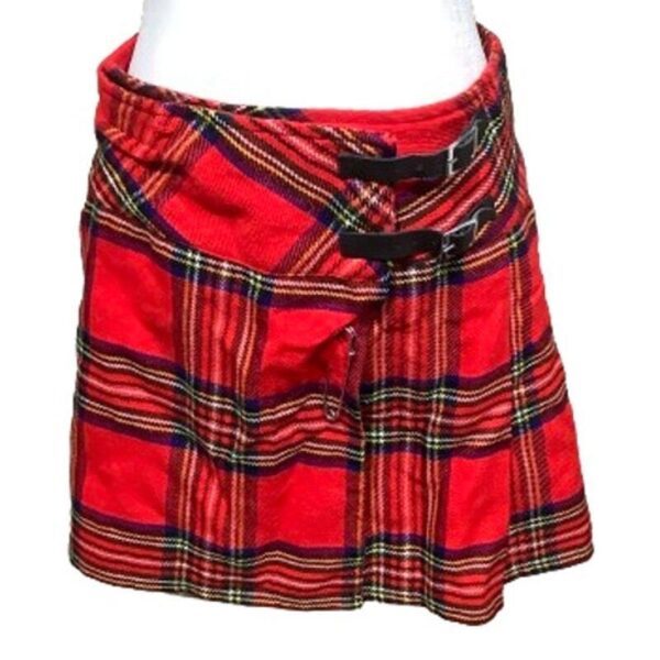 A red tartan kilt with black and yellow stripes, featuring two black buckles on the side. The kilt is displayed on a white background.